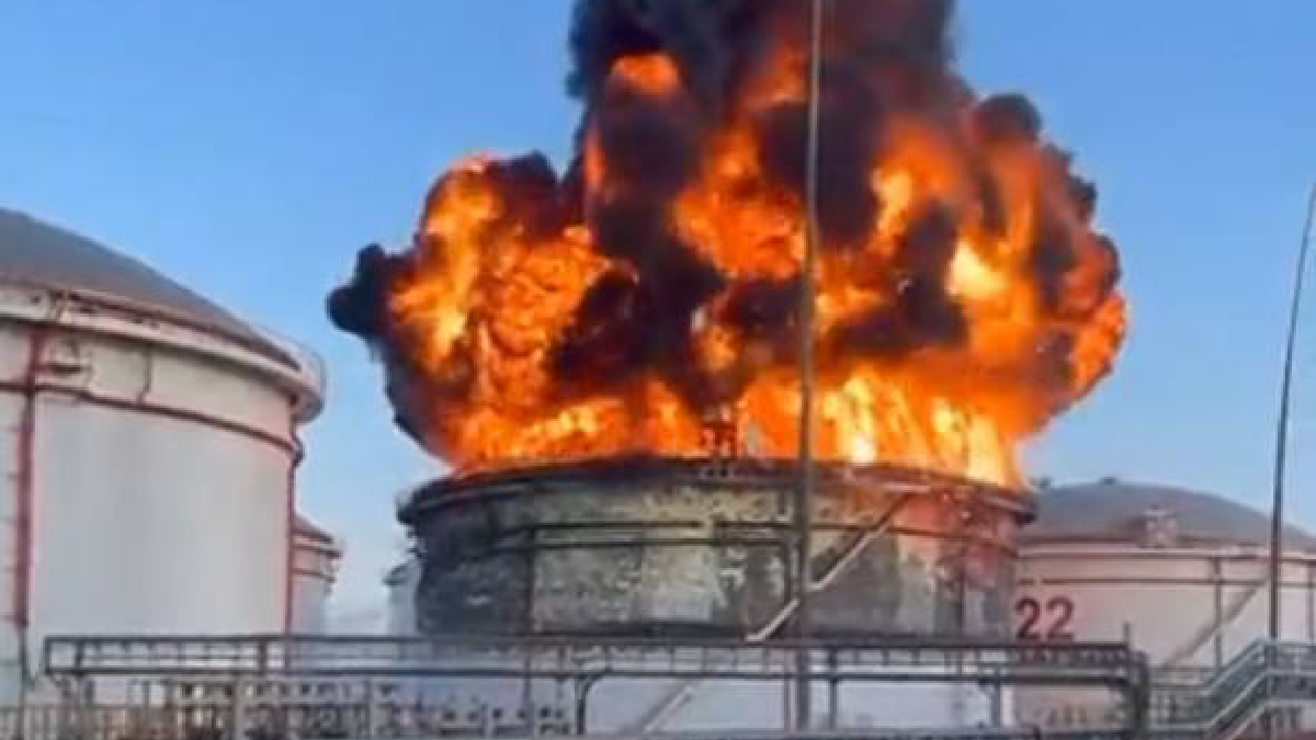 У Краснодарському краї РФ, за Кримським мостом, спалахнув резервуар з паливом